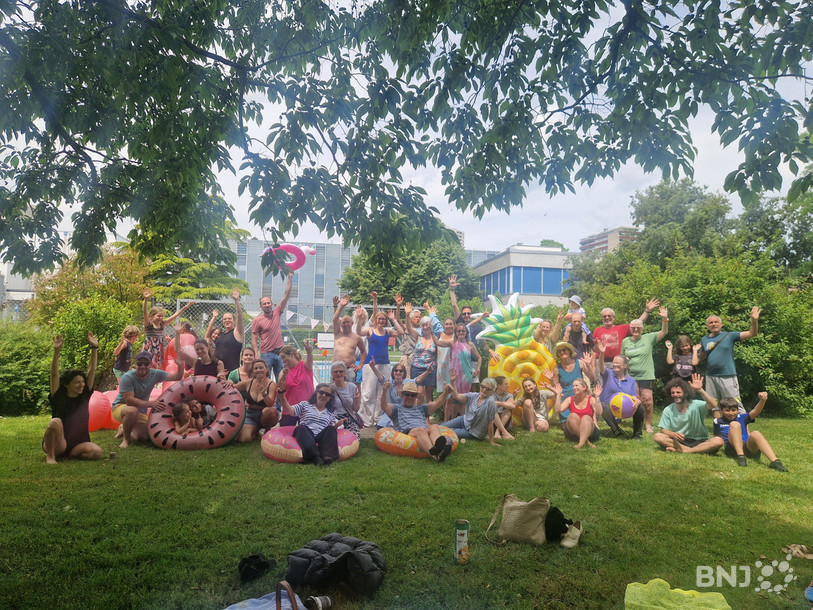 Il y avait du monde à Serrières pour protester pacifiquement contre la fermeture de la piscine.