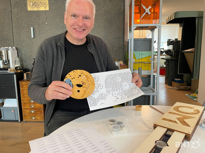 L'horloger Roman Winiger dans son atelier à La Chaux-de-Fonds. Les contributeurs du financement participatif en cours verront peut-être leur nom gravé sur une montre qui entrerait au MIH.