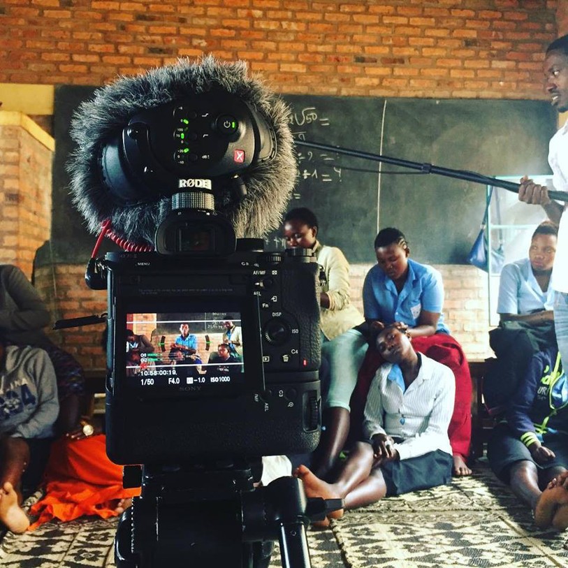 Photo d'une caméra en train de filmer dans un centre pour les jeunes au Rwanda