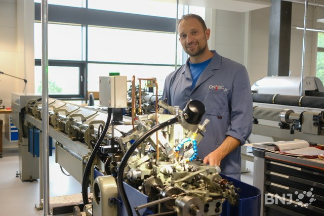 Suite à un accident, Ermin a dû trouver une nouvelle voie professionnelle. Il entreprend désormais une formation de décolleteur à l'Orif Delémont.
