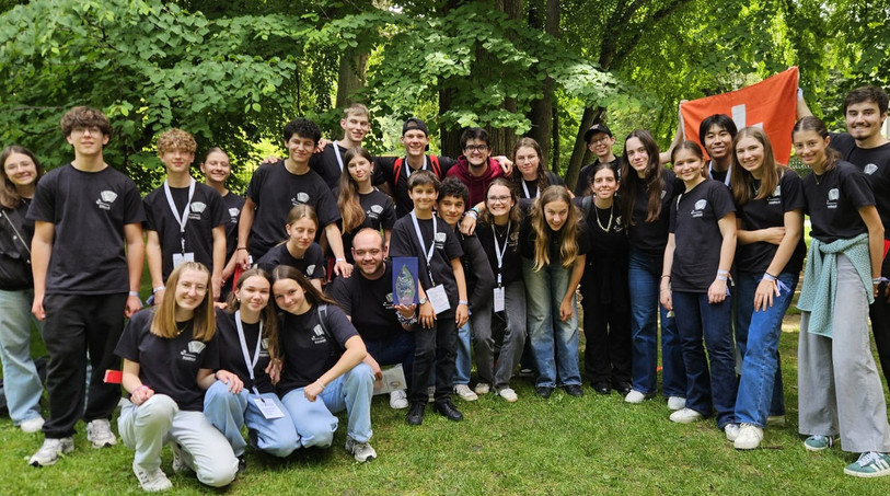 L'Orchestre des jeunes accordéonistes de Suisse romande prend la pose à Innsbruck. Le Jurassien Jérôme Courbat tient le trophée.