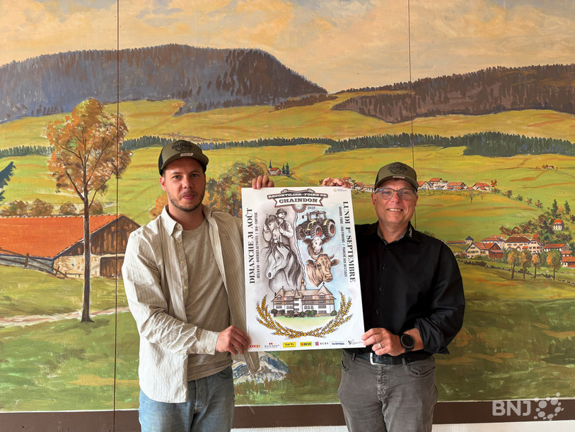 Yannick Langel (gauche) et Ervin Grünenwald ont présenté l'affiche coiffés des nouvelles casquettes sur lesquelles figure le logo de la foire.