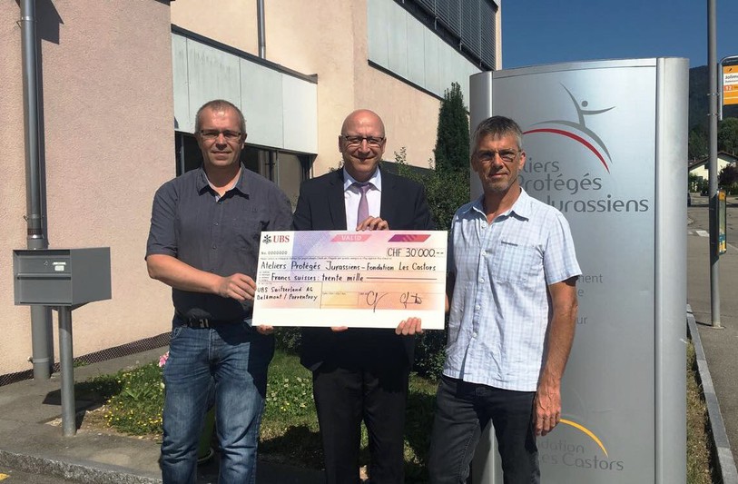 De gauche à droite : Yvan Crevoiserat (directeur des Ateliers Protégés Jurassiens), Jean-Pierre Guex (responsable de l'agence UBS Delémont) et Thierry Bohlinger (directeur général de la Fondation Les Castors).