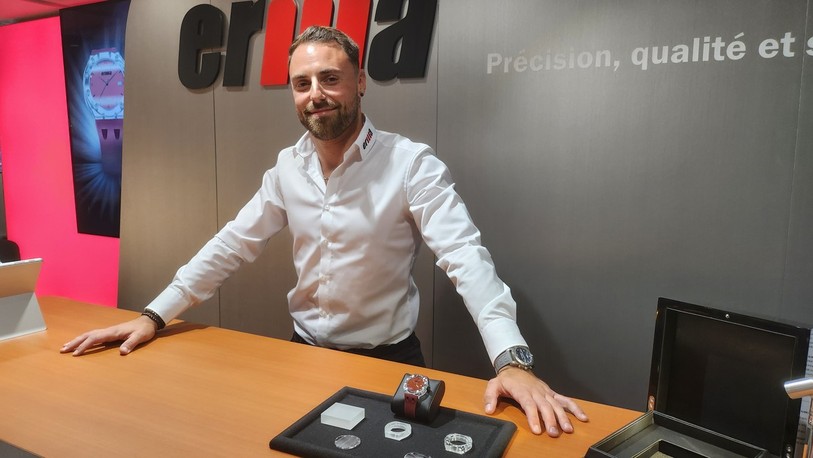 Le directeur d'Erma Boécourt SA., Emilien Vernier, présente une montre en verre saphir à l'occasion de l'EPHJ.