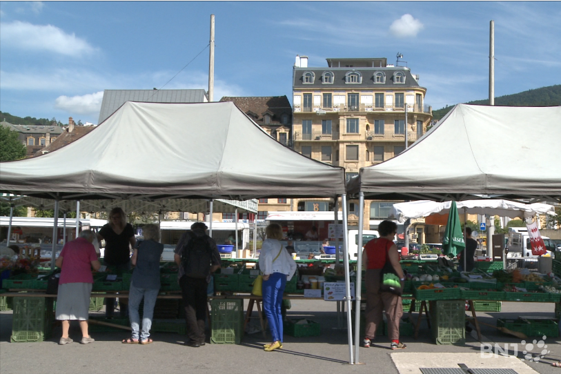 Le marché de Neuchâtel s'est installé à la place du Port jusqu'à la fin du NIFFF.
