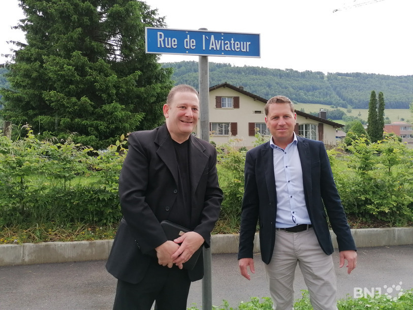 Reto Renfer, collectionneur, et Thierry Bourquard, maire de Boécourt, sont fiers de poser devant la nouvelle rue qui rend hommage au pilote Rickenbacher, tombé à Boécourt le 4 juin 1940.