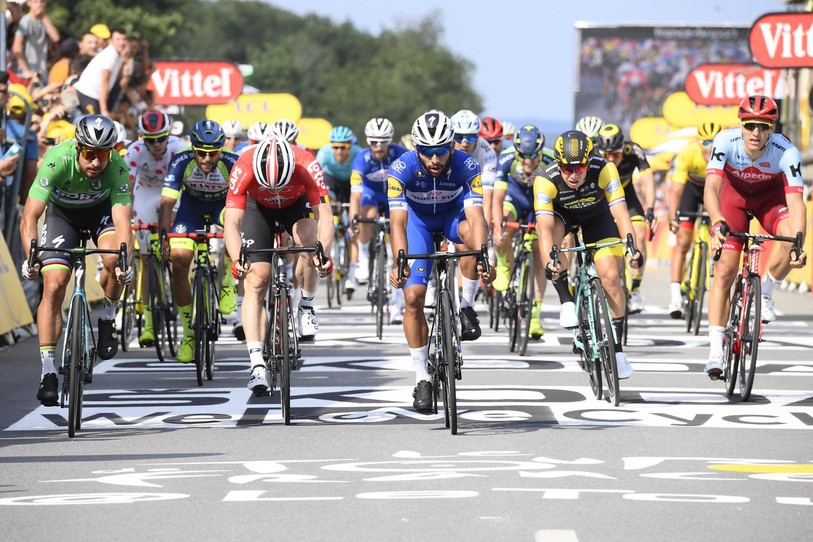 Fernando Gaviria (en bleu) a pris le meilleur de justesse sur Peter Sagan (en vert) et André Greipel (en rouge) sur cette 4e étape (photo : twitter Le Tour de France)