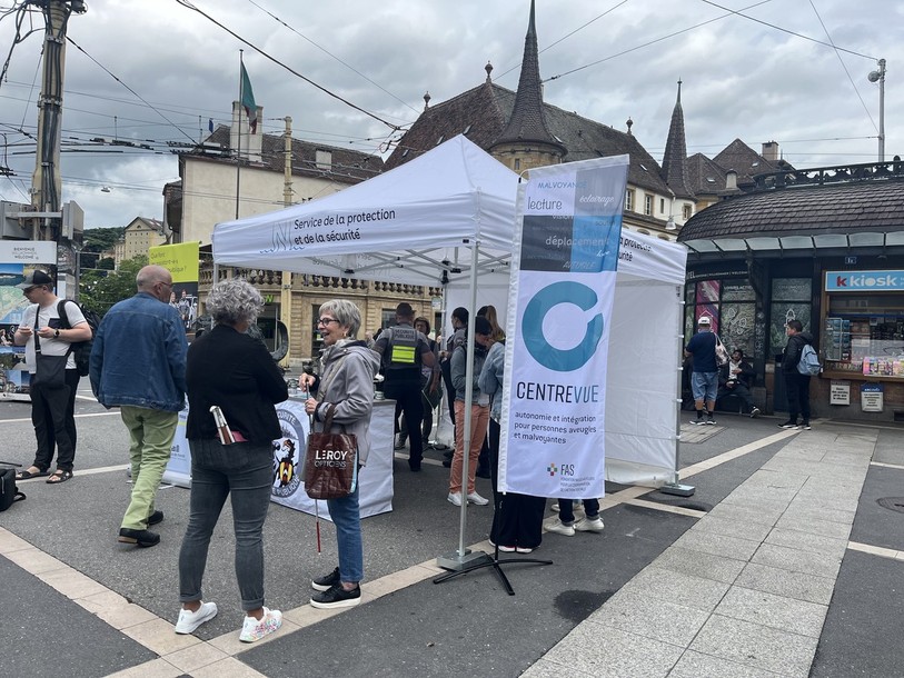 Ces jeudi et samedi, un stand sensibilise les passants sur l'utilité des lignes de guidage.