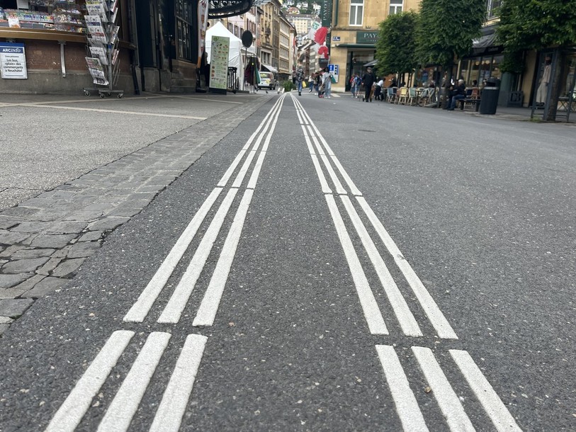 Ces lignes de guidage sont essentielles pour les personnes malvoyantes et aveugles, surtout dans de grands espaces.