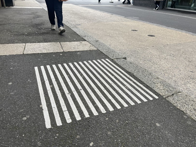 Les carrés d'éveil, aux abords des arrêt de bus, permettent aux aveugles et aux malvoyants de rester en sécurité.
