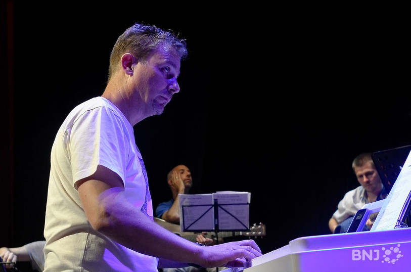 Alain Tobler, les mains sur le clavier et les yeux sur les élèves.