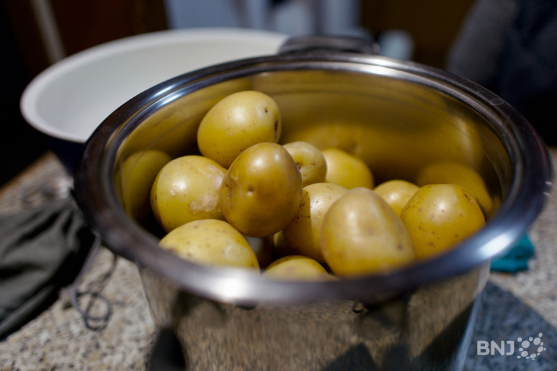 Pommes de terre cuites, avant de passer en salade.