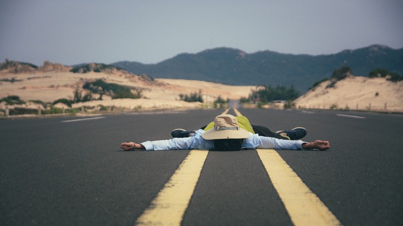 homme couché sur la route