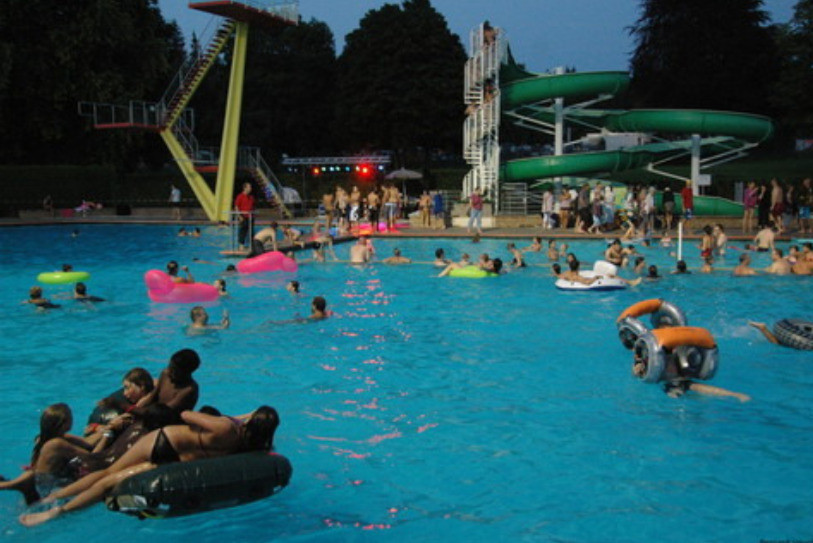 Le projet de transformation de la piscine du Communal au Locle sera mené par le nouveau chef du bureau des sports et des infrastructures sportives. (Photo : archives)