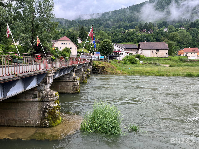 A Goumois, la Suisse et la France se rejoignent dans le Doubs. 