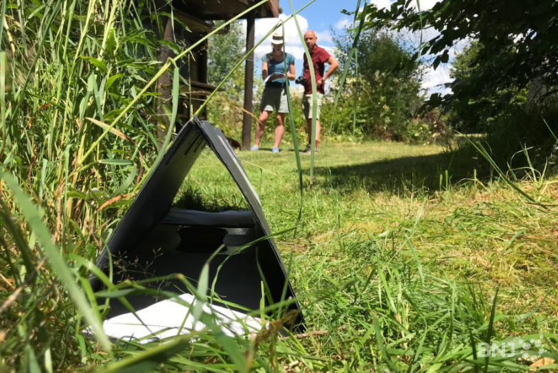 Clémentine Vallélian et Michel Blant ont installé ce vendredi une dizaine de tunnels à traces dans la région de La Chaux-du-Milieu. 