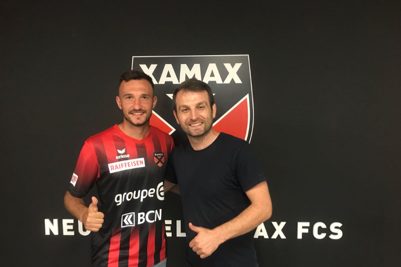 Arbnor Fejzullahu, ici avec son agent, portera le numéro 31