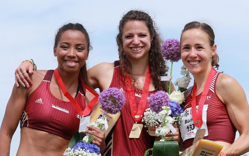 Fanette Humair, entourée de Rachel Pellaud (à g.) et de Selina Büchel sur le podium après sa victoire sur 400 m aux Championnats de Suisse d'athlétisme. (Photo: Christian Vernier)