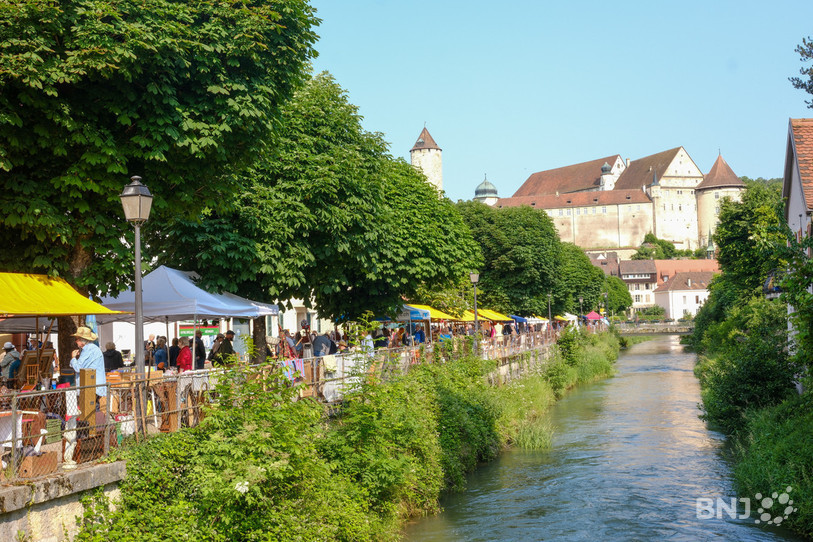 Une partie de la brocante se situe le long de l'Allaine.