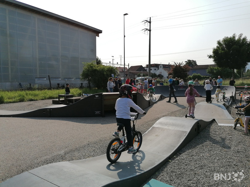 Les enfants se sont affrontés sur le pumptrack en vélo ou en trottinette.