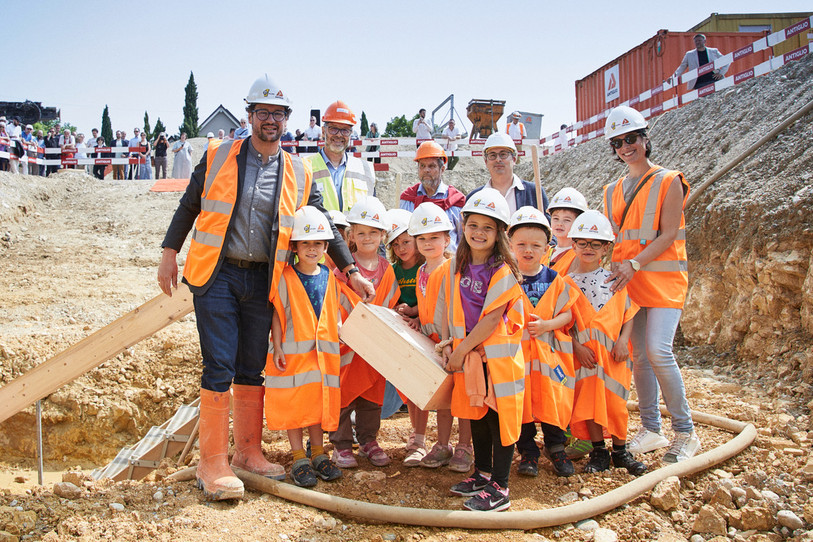 Des élèves de deuxième année ont pris part à la cérémonie de pose de la première pierre du futur collège d'Hauterive mardi. Ils étaient accompagnés, de gauche à droite, par Cyril Pipoz (Directeur du Cercle scolaire du Mail), Laurent Amez-Droz (Conseiller communal de Laténa), Thomas Zeller (ancien conseiller communal d'Hauterive), Noam Berchier (Architecte) et Pauline Bourdin (Enseignante). (Photo : Sven de Almeida)