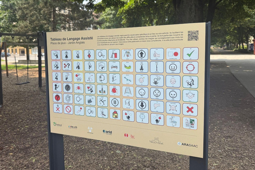 La Ville de Neuchâtel installe deux nouveaux panneaux de langage assisté. (Photo : Ville de Neuchâtel)
