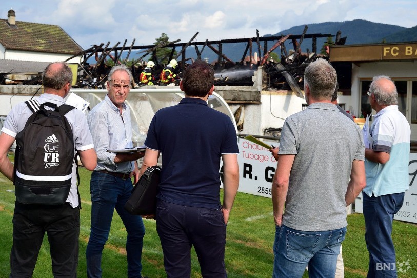 Le FC Bassecourt tente de s'organiser après l'incendie qui a ravagé ses tribunes et ses vestiaires le 6 juillet dernier.