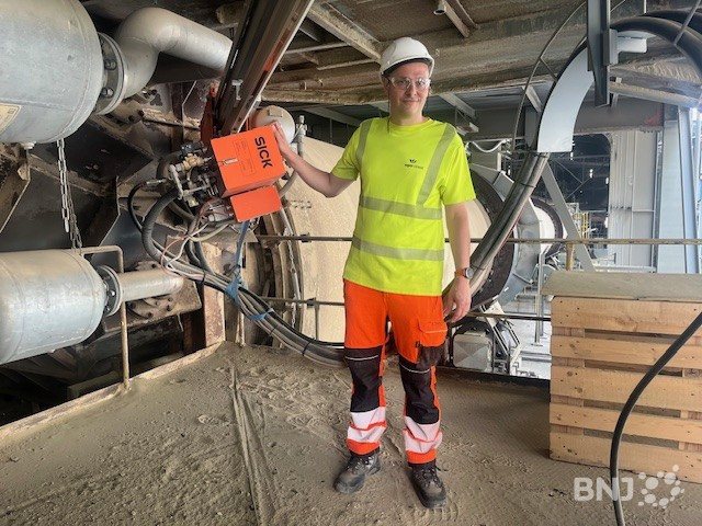 L’une des tâches de Michel Grojean : contrôler que les installations électriques fonctionnent. Ici, une sonde qui mesure les gaz présents dans le four, qui sert à cuire l’un des composants du ciment. 