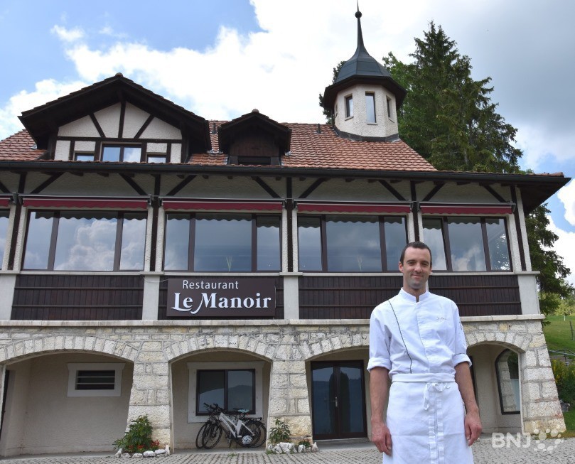 Cédric Saner devant le restaurant Le Manoir à Mont-Soleil, à l'arrivée du funiculaire.