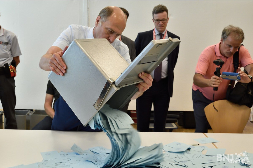 Le vice-maire et président du bureau de vote, Dominique Baillif, lors du dépouillement des bulletins du 18 juin 2017 à Moutier