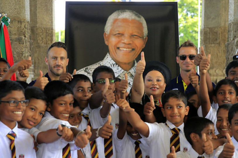 Des écoliers durant le Mandela Day. (Photo: KEYSTONE/AP/ERANGA JAYAWARDENA)
