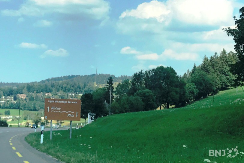 La Chaux-de-Fonds dispose des panneaux au bord de ses routes.