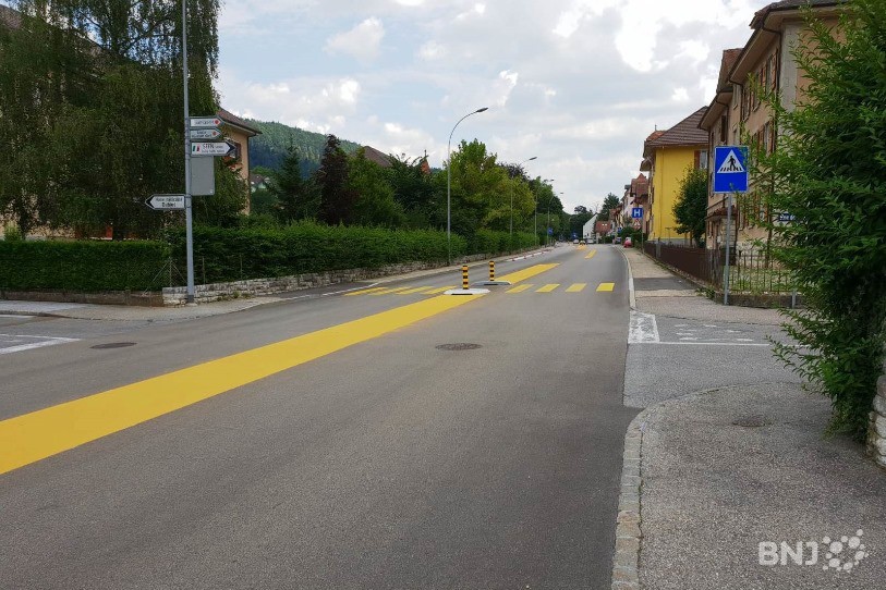 En vue de la réduction de vitesse, des bandes jaunes ont été installées.