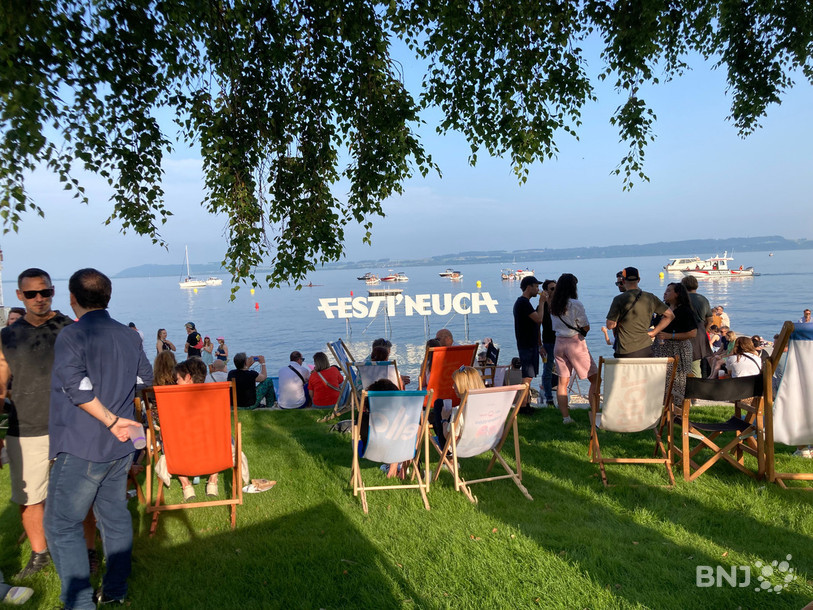 Le public était au rendez-vous pour la première soirée de Festi'neuch jeudi soir sur les Jeunes-Rives à Neuchâtel.