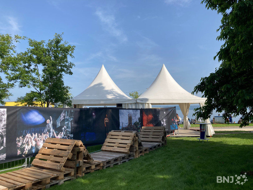 Plusieurs bancs en bois ont été aménagés pour les festivaliers.