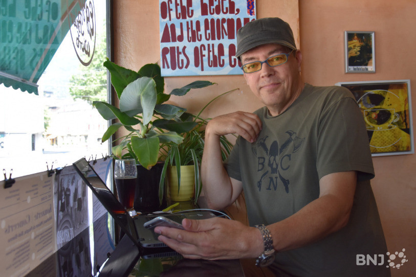 Vincent Donzé continuera à travailler pour Le Matin, toujours depuis un café à Bienne, proche des gens.