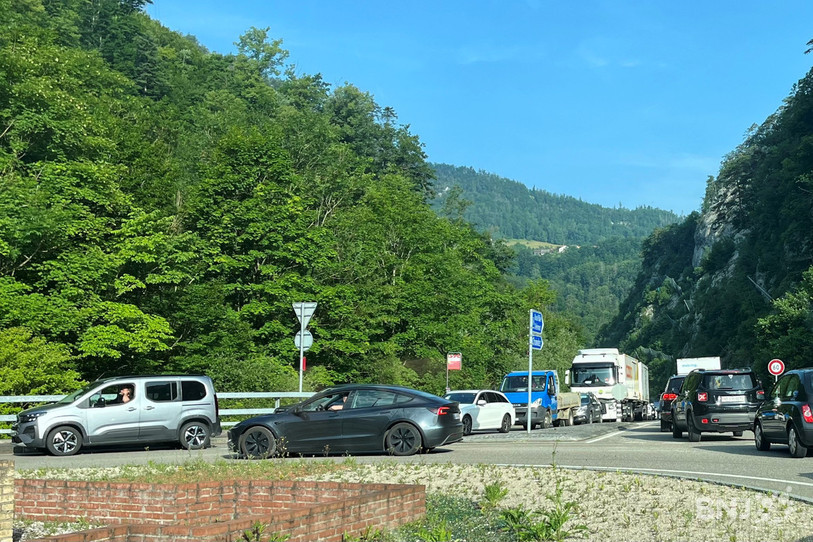 Les véhicules sont à l'arrêt vendredi matin entre Delémont et Court.