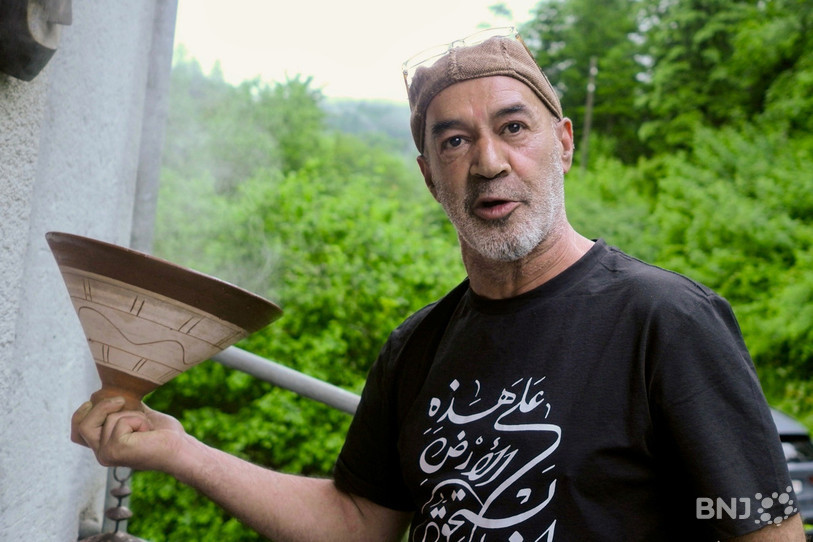Mehdi Bourkia prépare le repas pour le faire partager à ses convives.