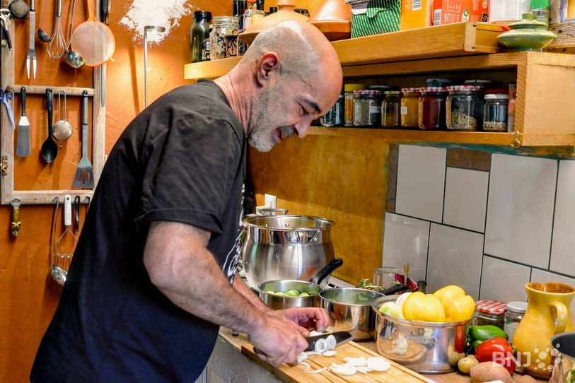 Mehdi Bourkia découvre un Tajine bientôt prêt à être savouré.
