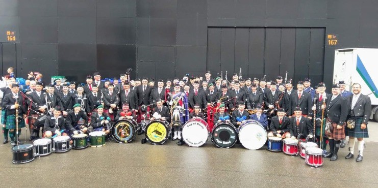Les Pipes and Drums of Jura parmi les autres formations suisses et françaises qui défilaient samedi dans les rues de Bâle.