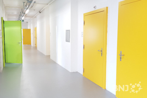L'intérieur d'un couloir du nouveau bâtiment du Centre fédéral d'asile de Perreux. (Photo: SEM)