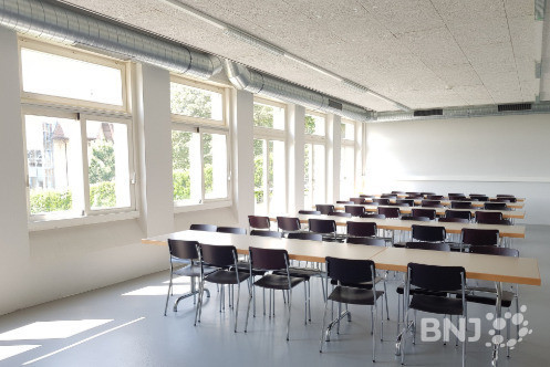 La rénovation du bâtiment des Erables au Centre fédéral d'asile de Perreux, a permis l'aménagement d'une salle de classe pour les enfants en âge de scolarité. (Photo: SEM)