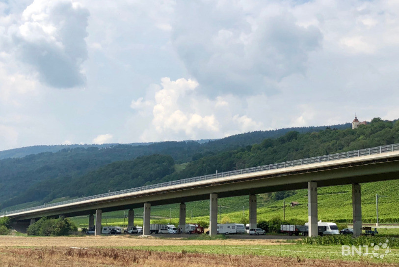 Une dizaine de caravanes de gens du voyage étrangers ont passé la nuit de mardi à mercredi sous l'autoroute A5 à l'entrée du Landeron.