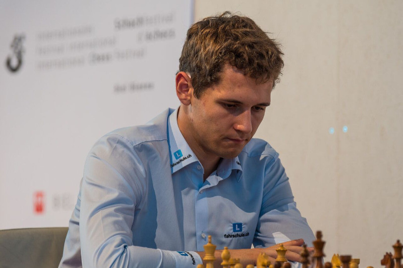 Nico Georgiadis en pleine réflexion. (Image: Simon Bohnenblust / Biel International Chess Festival)