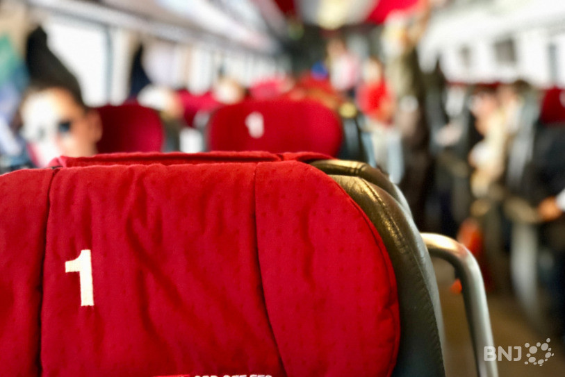 Les jeunes socialistes demandent que les CFF prévoient davantage de sièges en deuxième classe pour lutter contre les trains bondés.