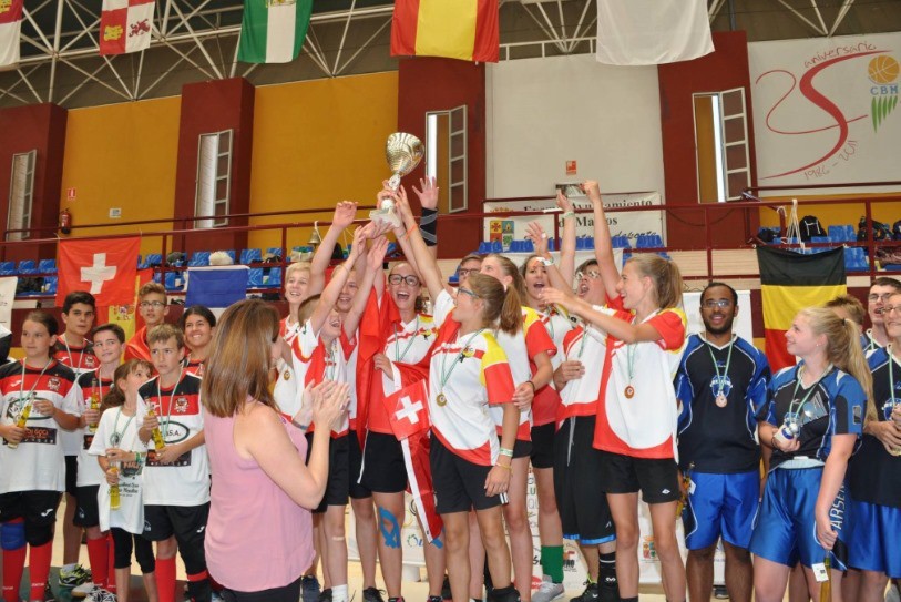 Johan, Damien et Lucas Ruffieux ont soulevé la coupe avec la catégorie des 12-15 ans lors d'un tournoi international de kin-ball.
