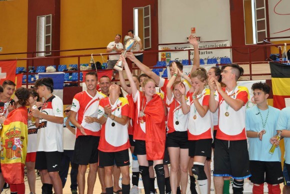 Zoélie Ruffieux et sa maman-coach Nathalie ont remporté le tournoi en catégorie des 15-18 ans.