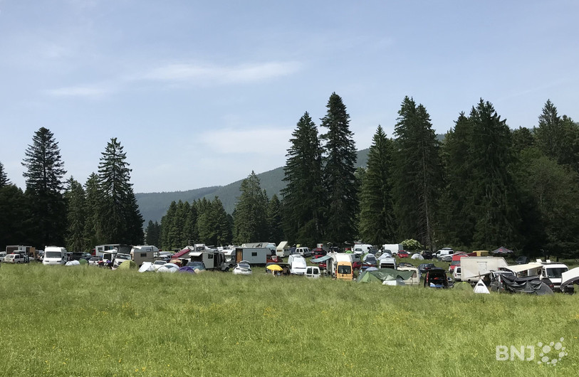 Des centaines de véhicules ont été stationnés dans des champs sur les hauteurs de Malleray.