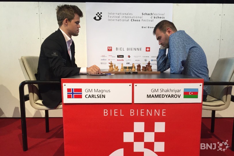 Magnus Carlsen et Shakhryiar Mamedyarov en pleine action.