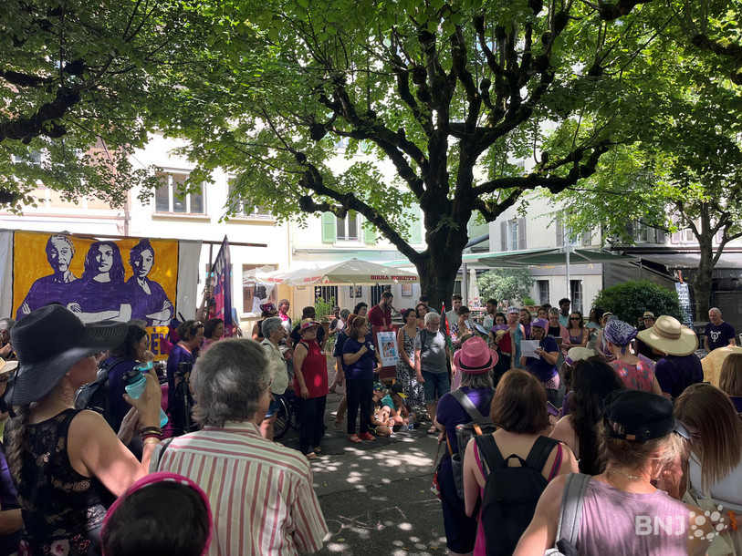Des discours ont été prononcés avant un cortège dans la vieille ville.